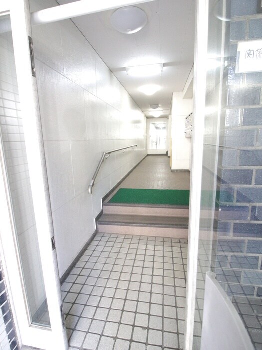 物件外観写真3　(エントランス部分)