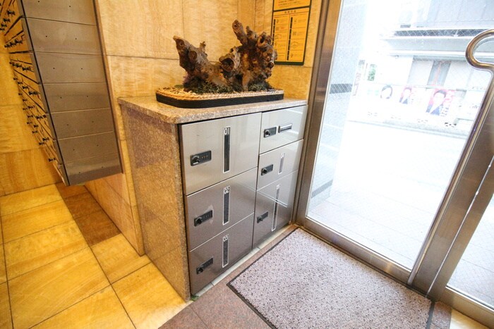 物件外観写真6　(エントランス部分)