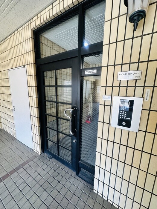 物件外観写真3　(エントランス部分)