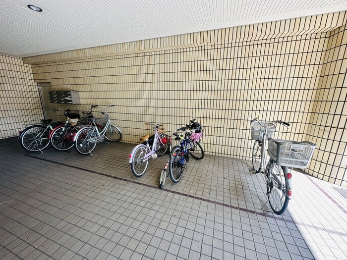 物件外観写真5　(駐輪場)