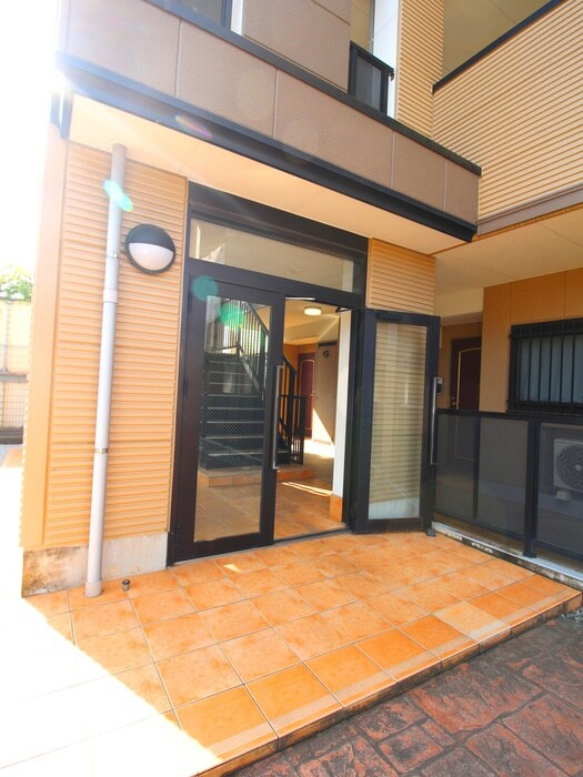 物件外観写真2　(エントランス部分)