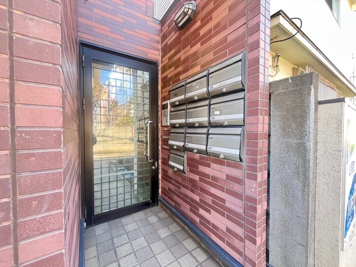 物件外観写真4　(エントランス部分)