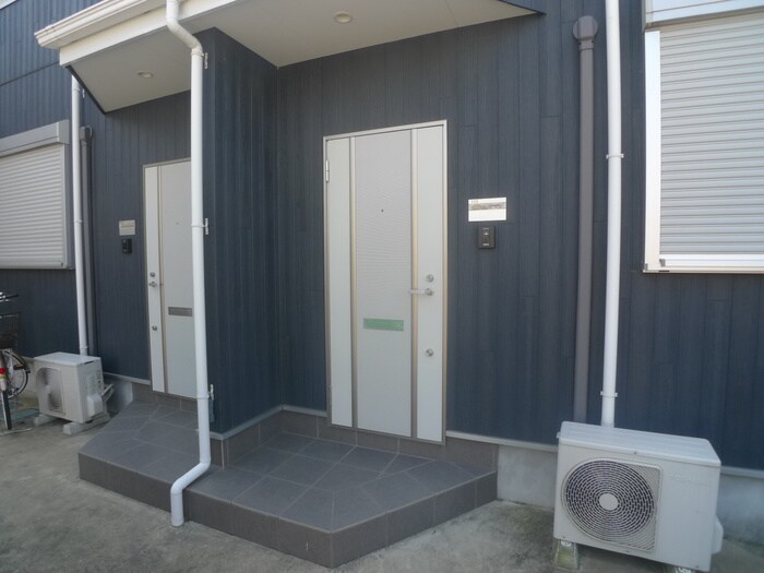 物件外観写真2　(エントランス部分)