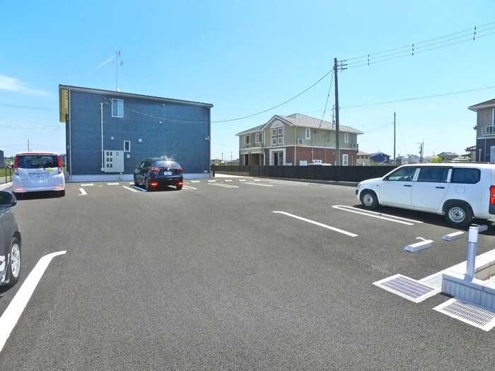 物件外観写真5　(駐車場)
