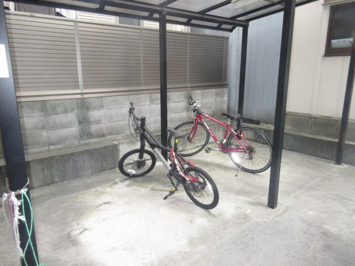物件外観写真5　(駐輪場)