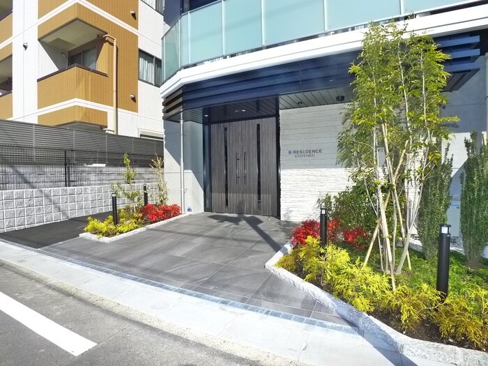 物件外観写真2　(エントランス部分)