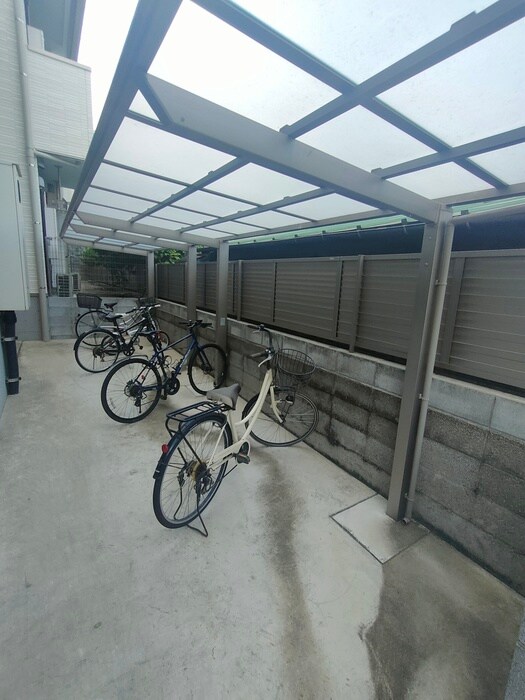 物件外観写真4　(駐輪場)