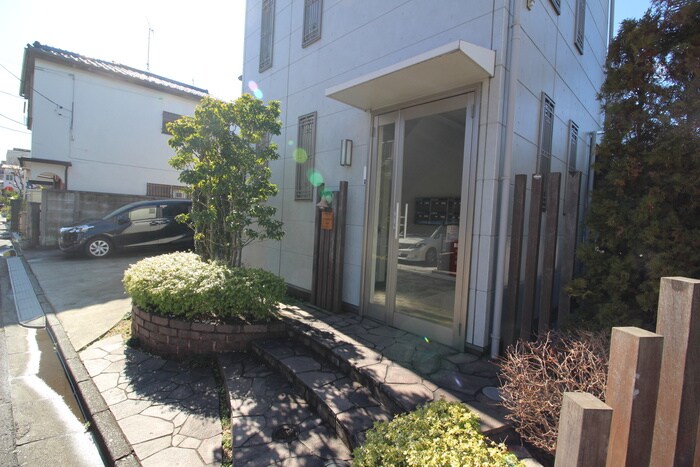 物件外観写真3　(エントランス部分)