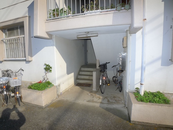 物件外観写真6　(エントランス部分)