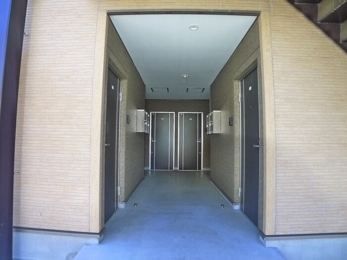 物件外観写真4　(エントランス部分)