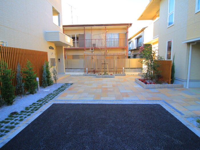 物件外観写真3　(エントランス部分)