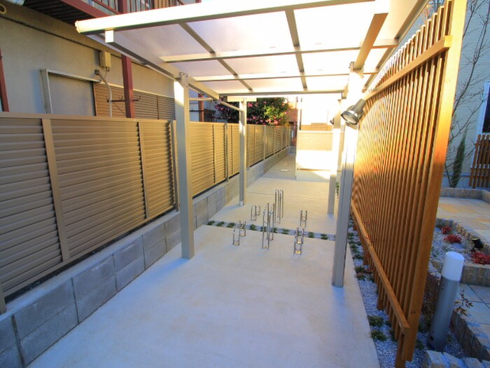 物件外観写真4　(駐輪場)