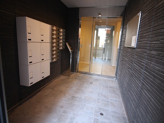 物件外観写真2　(エントランス部分)