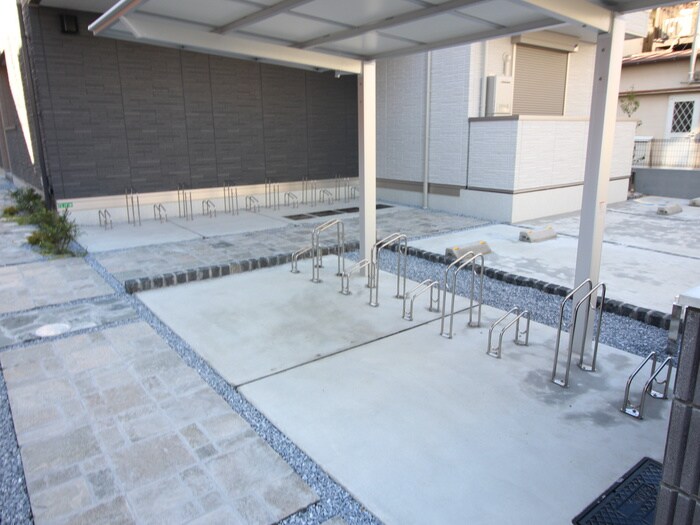 物件外観写真4　(駐輪場)