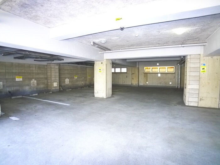 物件外観写真4　(駐車場)