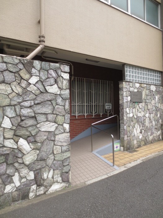 物件外観写真2　(エントランス部分)