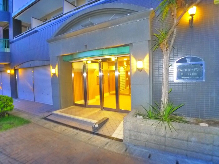 物件外観写真2　(エントランス部分)