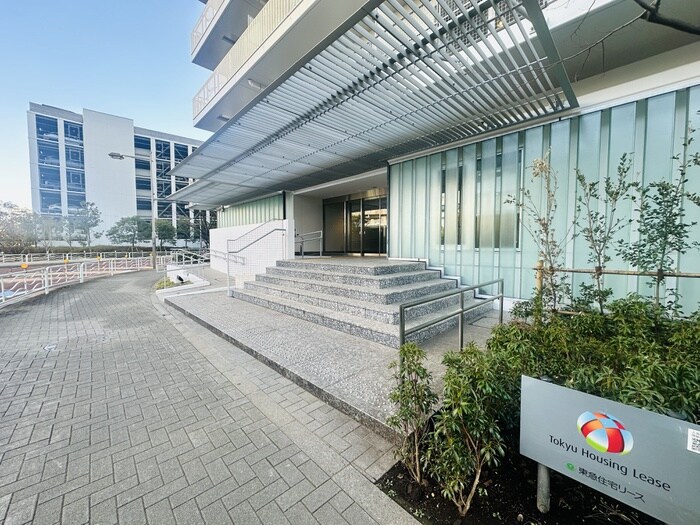 物件外観写真3　(エントランス部分)