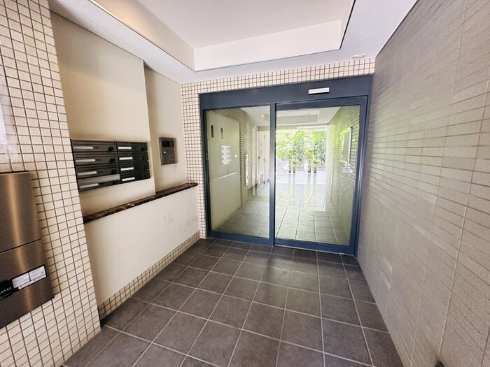 物件外観写真3　(エントランス部分)