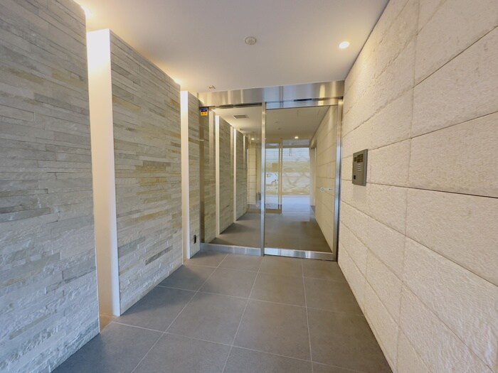 物件外観写真2　(エントランス部分)