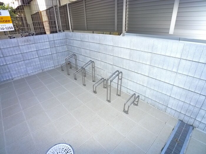 物件外観写真4　(駐輪場)