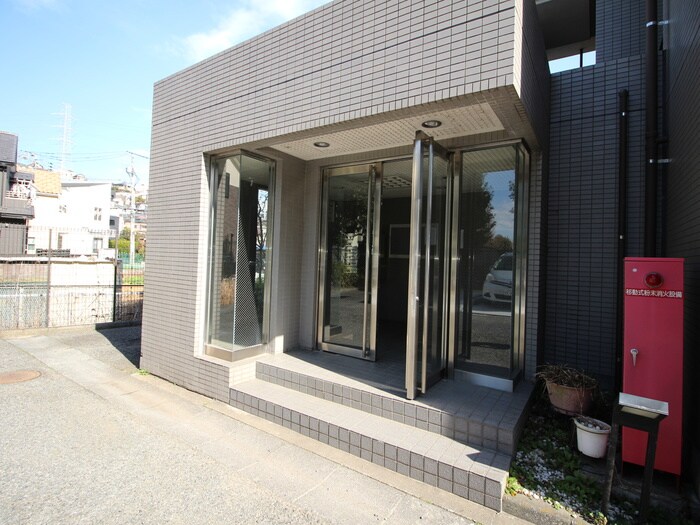 物件外観写真2　(エントランス部分)