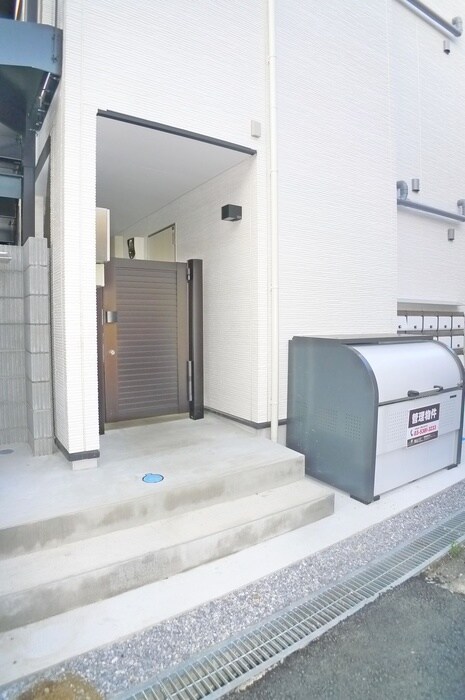 物件外観写真3　(エントランス部分)