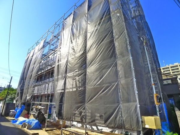 建築中