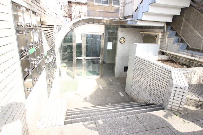 物件外観写真3　(エントランス部分)