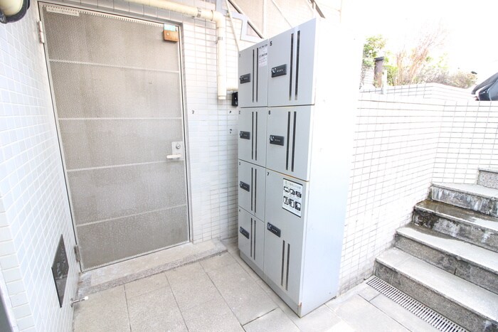 物件外観写真6　(エントランス部分)