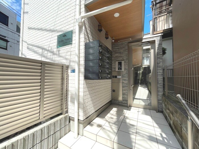 物件外観写真2　(エントランス部分)