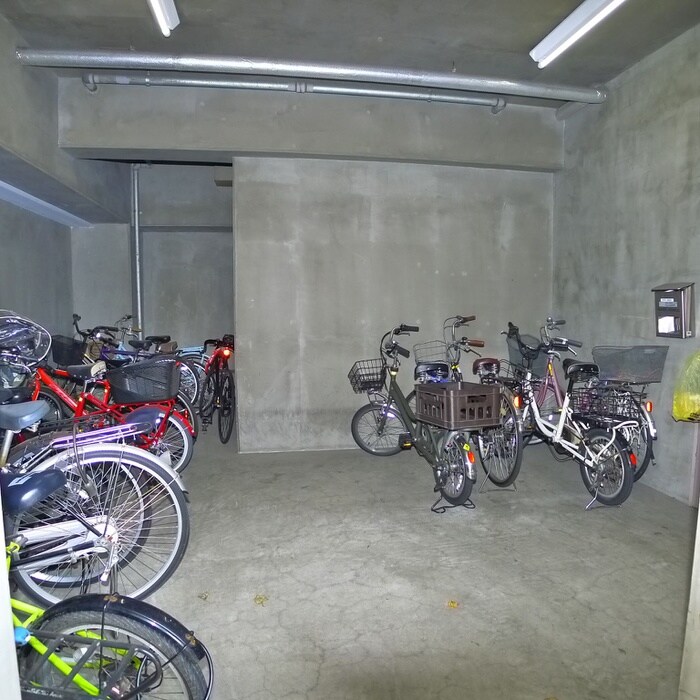 物件外観写真4　(駐輪場)