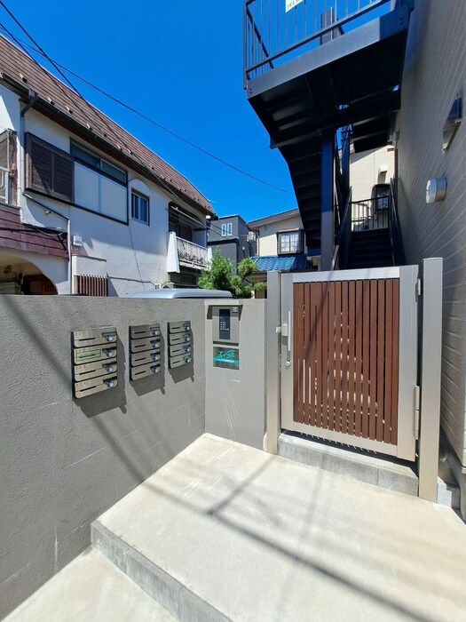 物件外観写真4　(エントランス部分)