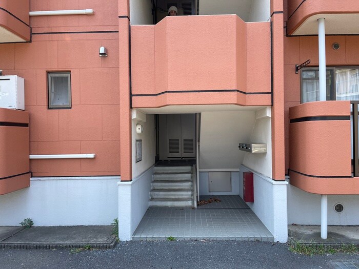 物件外観写真4　(エントランス部分)