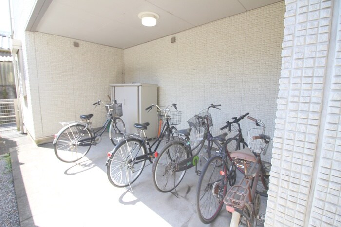 物件外観写真3　(駐輪場)