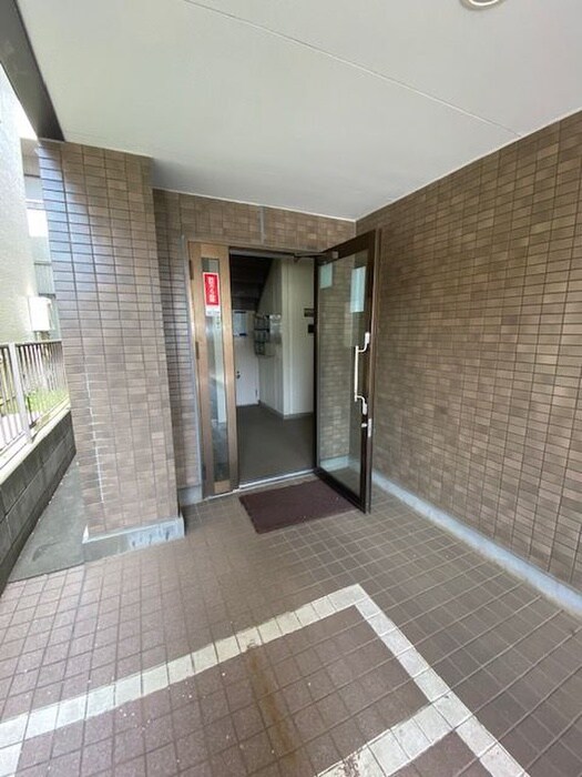 物件外観写真2　(エントランス部分)