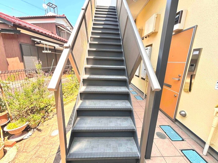 物件外観写真6　(エントランス部分)