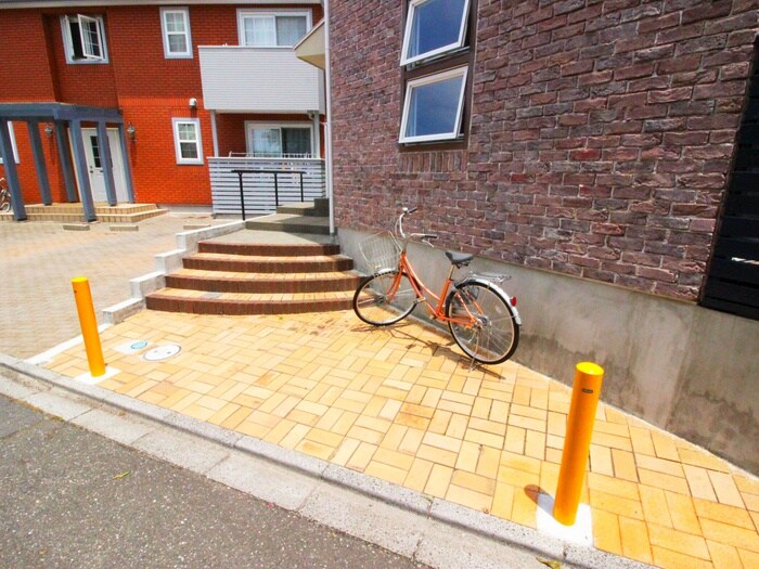 物件外観写真4　(エントランス部分)