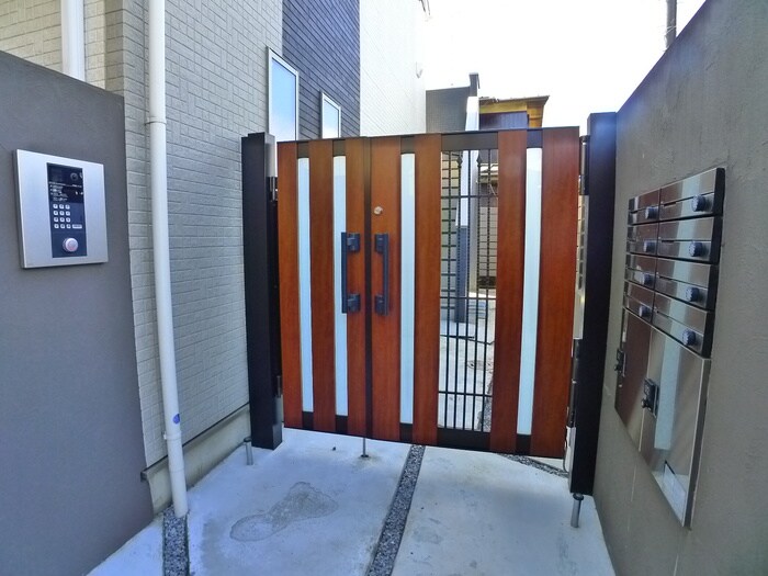 物件外観写真2　(エントランス部分)