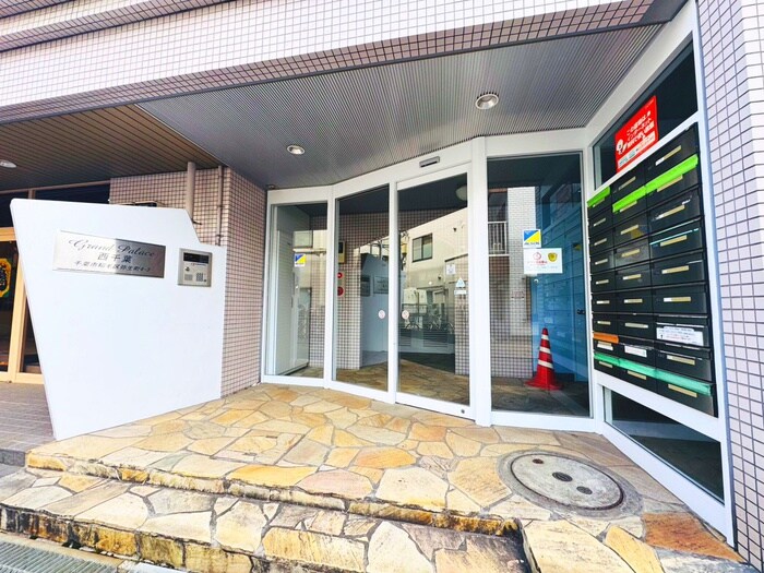 物件外観写真6　(エントランス部分)