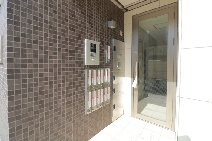 物件外観写真2　(エントランス部分)