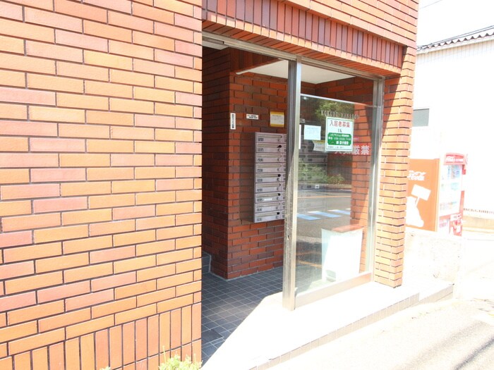物件外観写真2　(エントランス部分)
