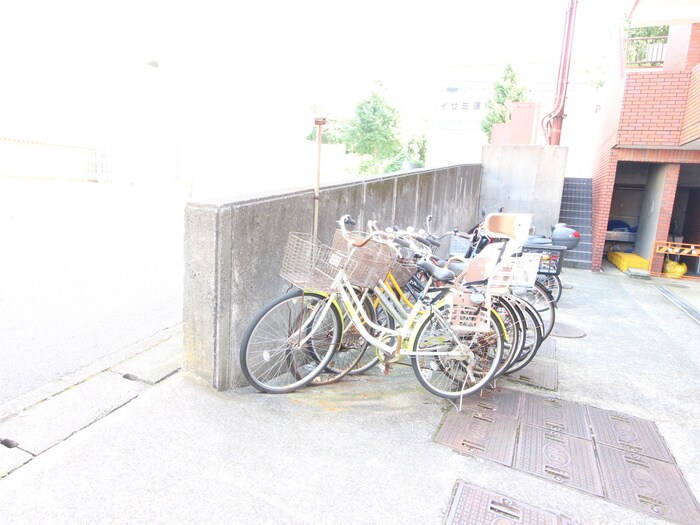 物件外観写真3　(駐輪場)