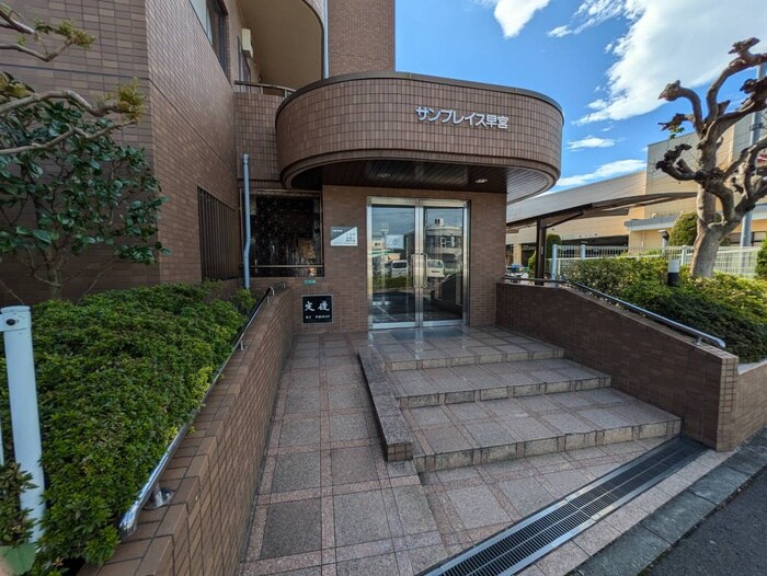 物件外観写真3　(エントランス部分)