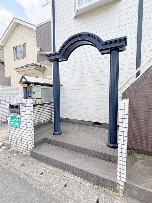 物件外観写真3　(エントランス部分)