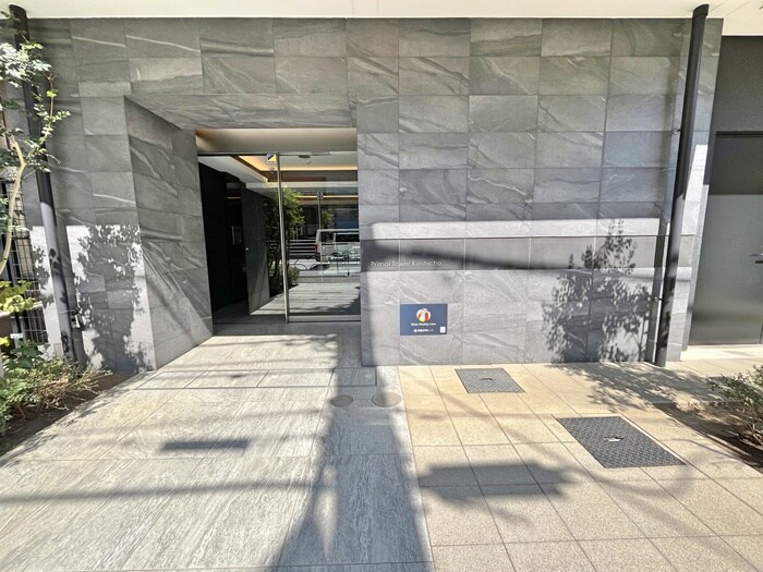 物件外観写真2　(エントランス部分)