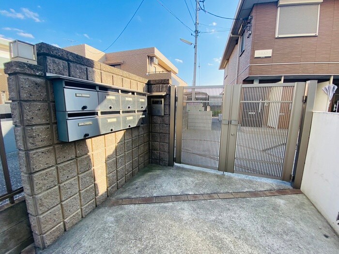 物件外観写真5　(エントランス部分)