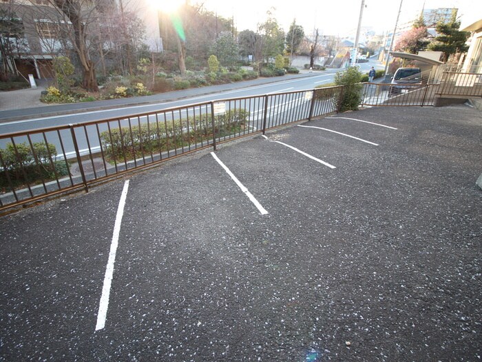 物件外観写真4　(バイク置き場)