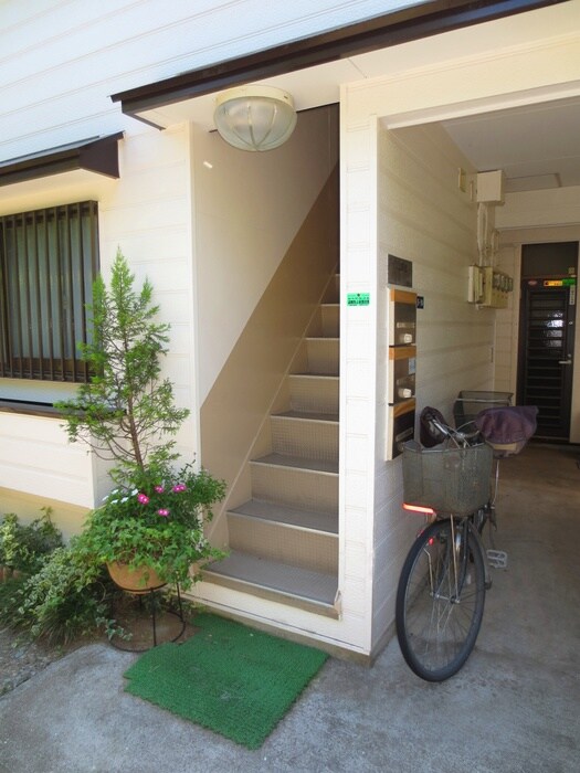 物件外観写真3　(エントランス部分)