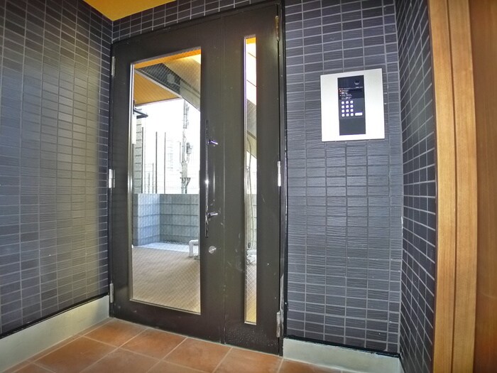 物件外観写真3　(エントランス部分)